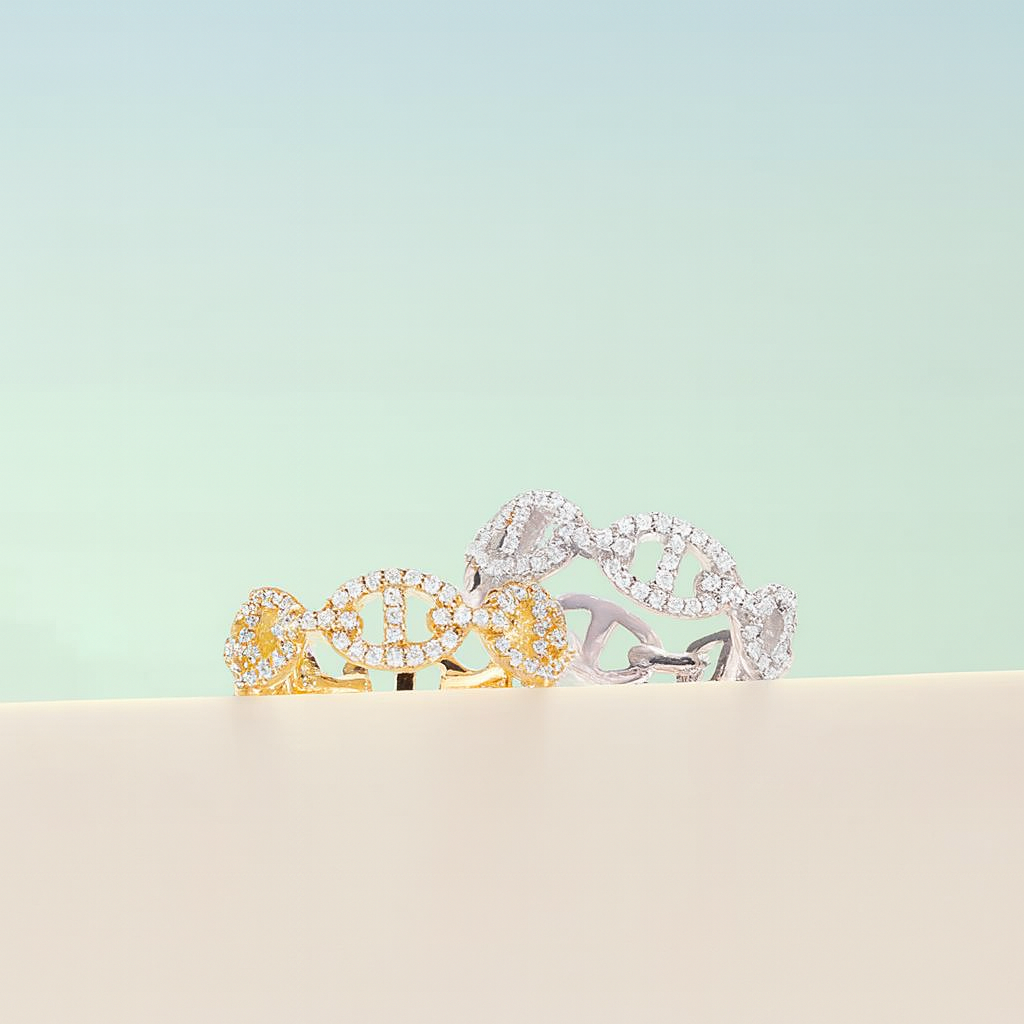 18k Gold Link Ring That Embodies Timeless Elegance & Modern Glamour