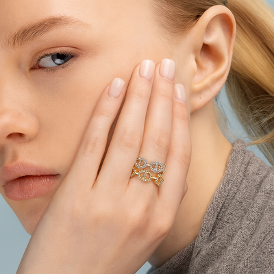 18k Gold Link Ring That Embodies Timeless Elegance & Modern Glamour