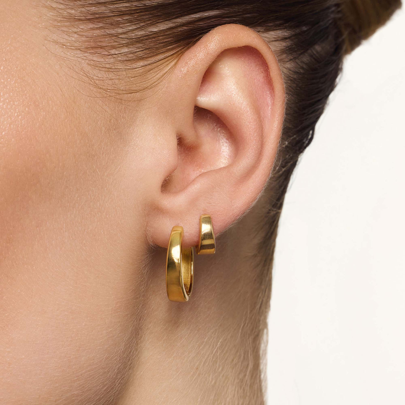 18k Gold Hoops That Embody Effortless Chic & Captivate Every Gaze