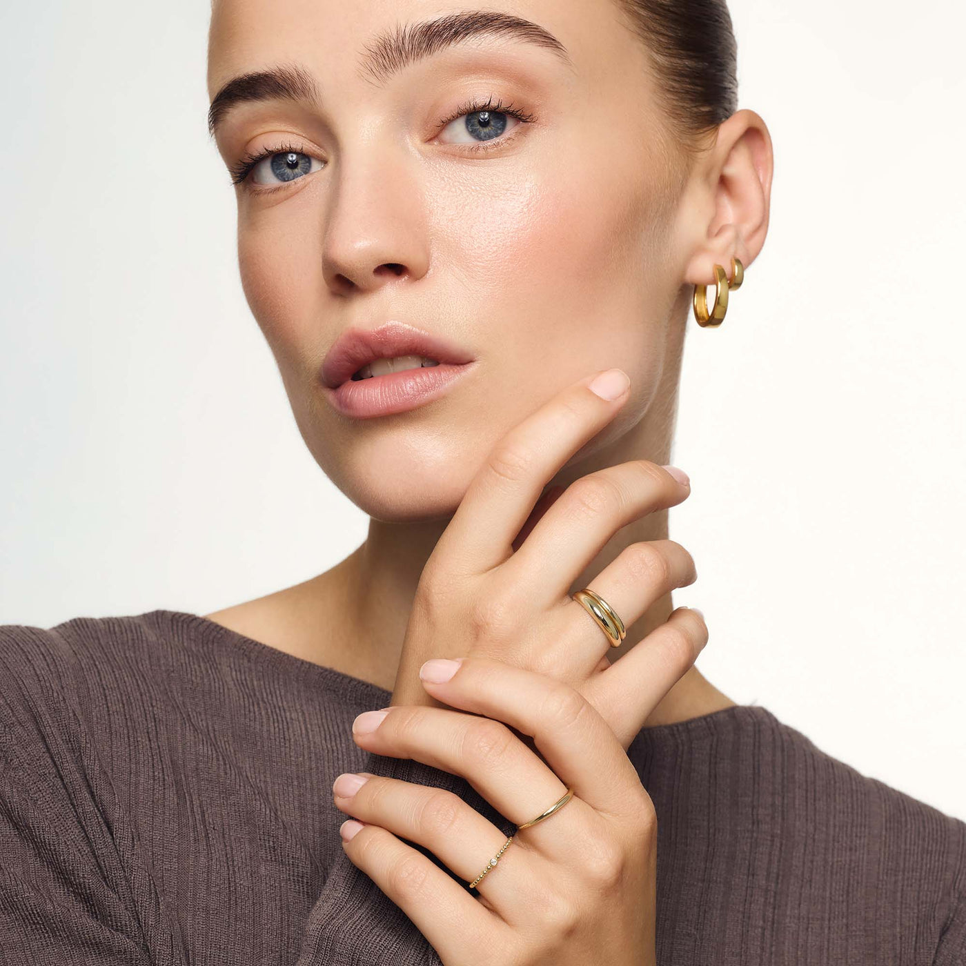 18k Gold Hoops That Embody Effortless Chic & Captivate Every Gaze